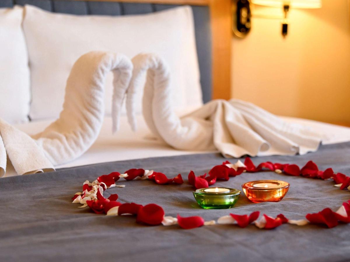 Hotel Mercure Alger Aeroport Maison Blanche Exterior photo A heart made of rose petals