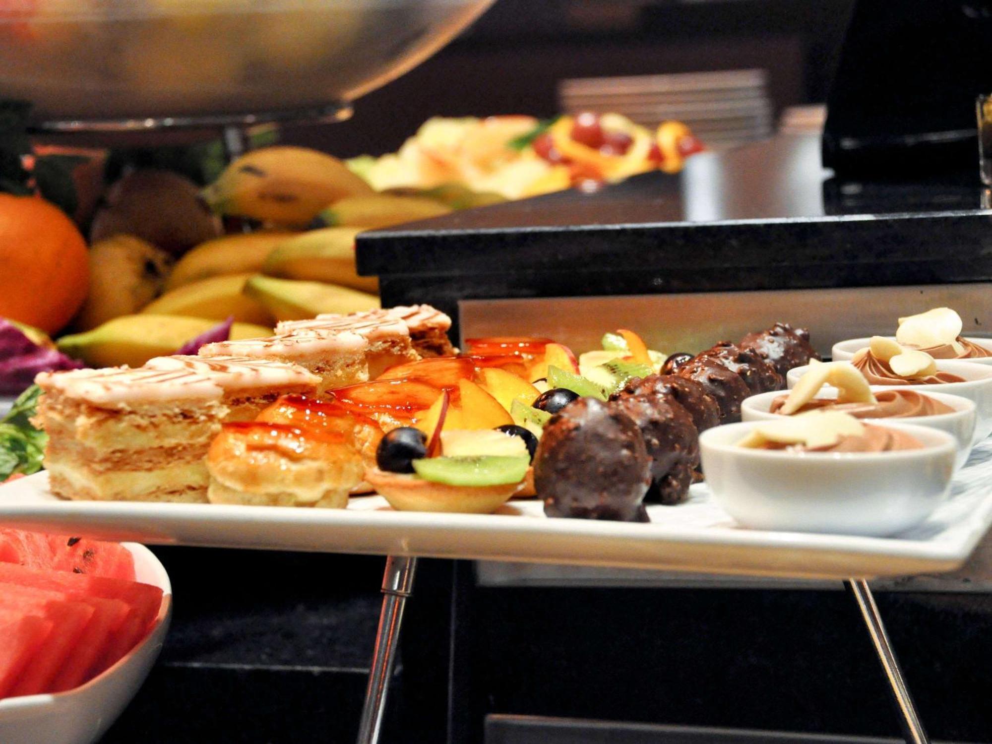 Hotel Mercure Alger Aeroport Maison Blanche Exterior photo A selection of desserts