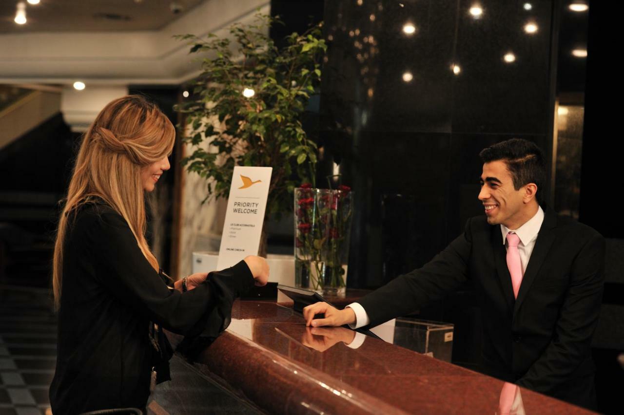 Hotel Mercure Alger Aeroport Maison Blanche Exterior photo A hotel receptionist