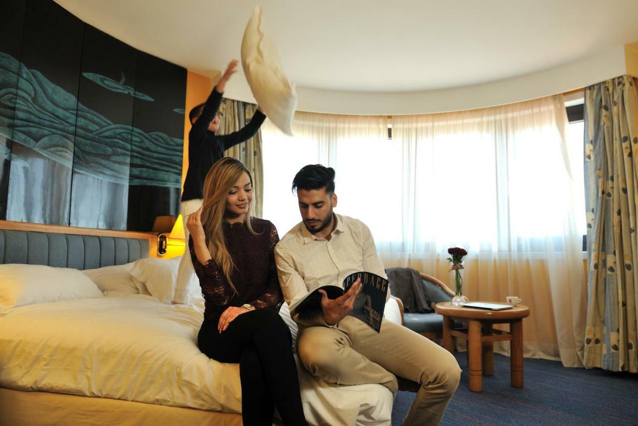 Hotel Mercure Alger Aeroport Maison Blanche Exterior photo A couple in a hotel room