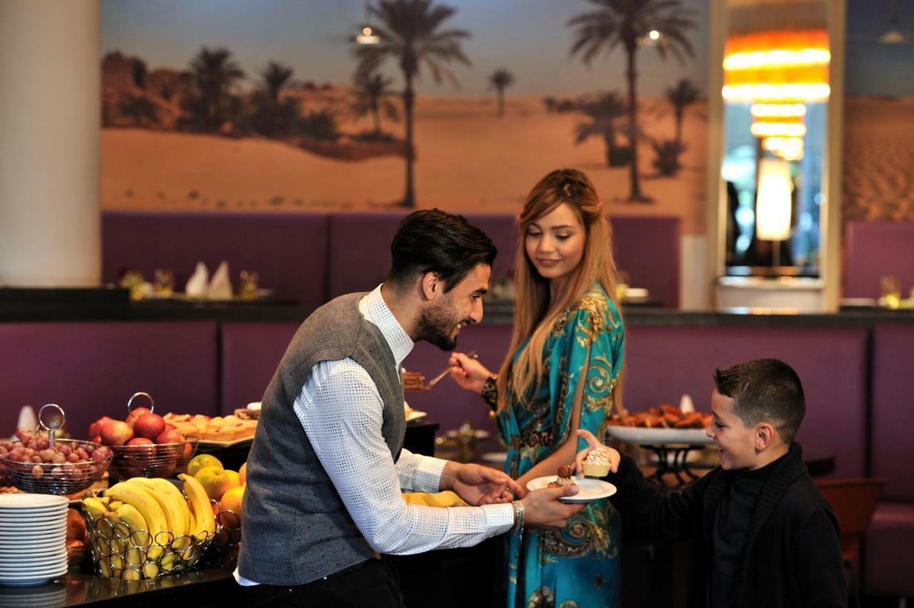 Hotel Mercure Alger Aeroport Maison Blanche Exterior photo A couple at a buffet