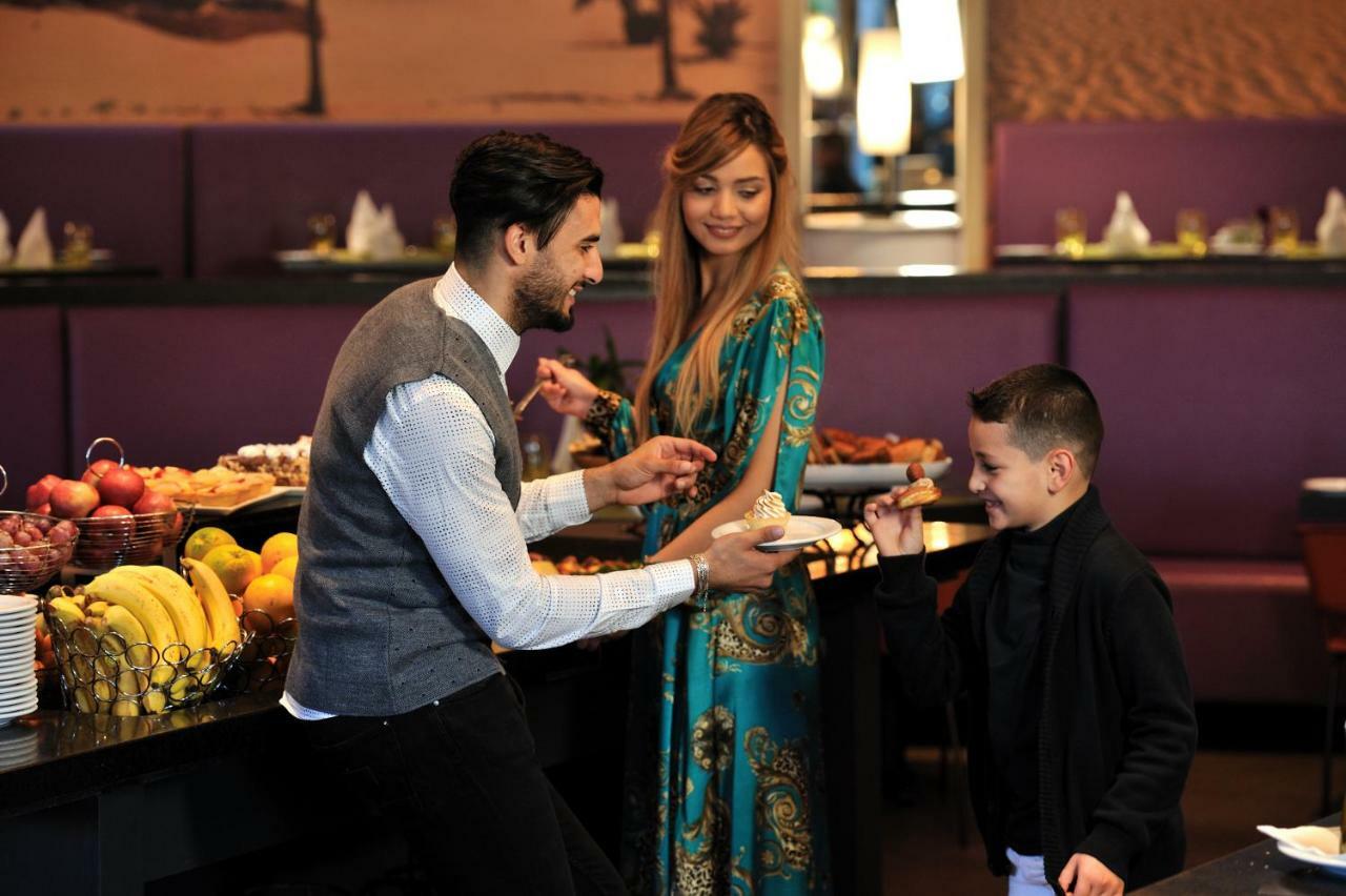 Hotel Mercure Alger Aeroport Maison Blanche Exterior photo A waiter serving a family