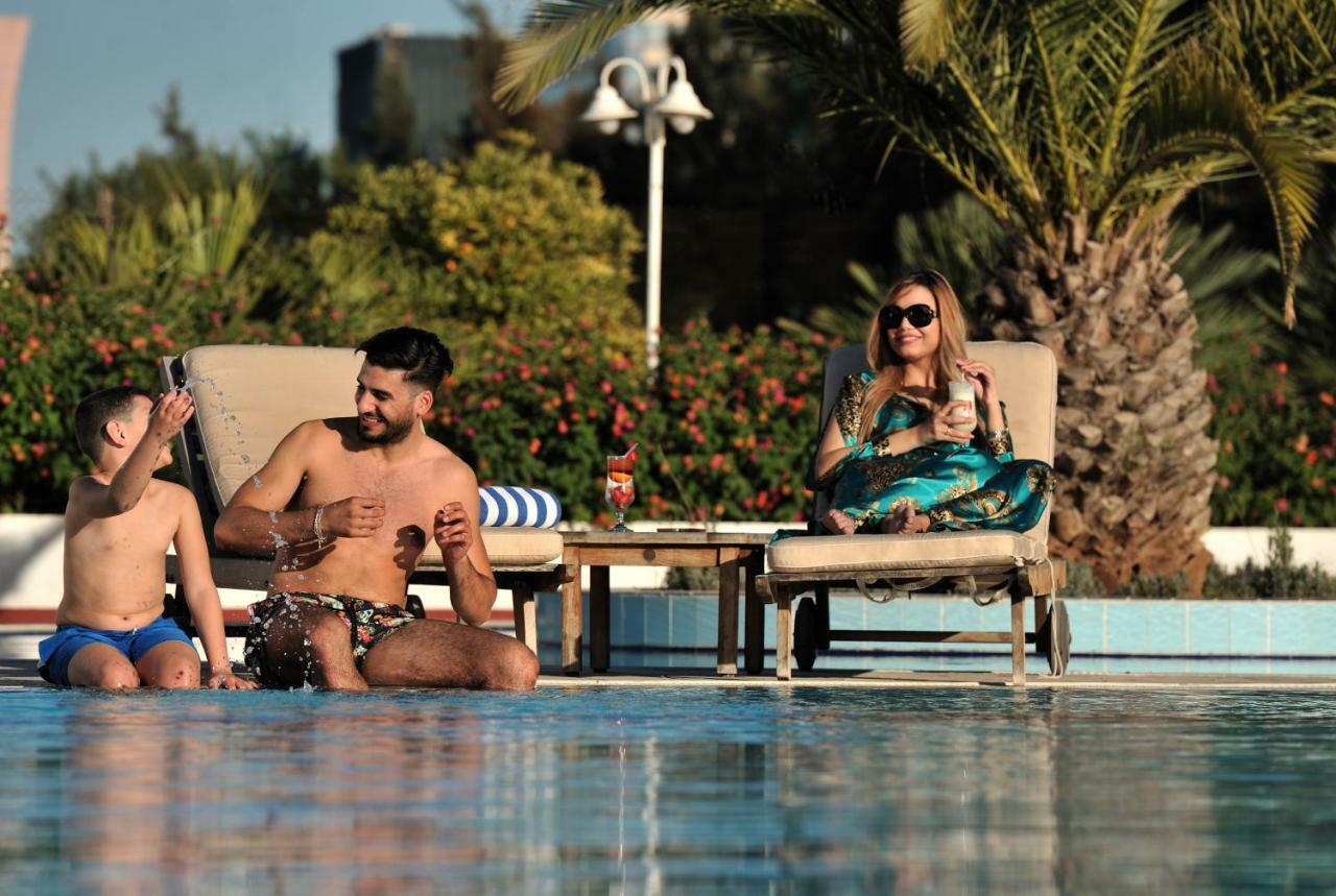 Hotel Mercure Alger Aeroport Maison Blanche Exterior photo A family at a pool in Dubai