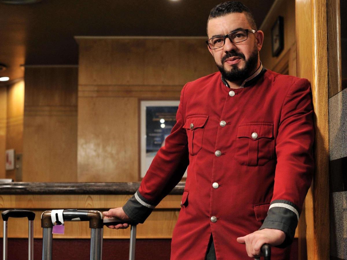 Hotel Mercure Alger Aeroport Maison Blanche Exterior photo A bellboy at the Four Seasons Hotel in Beirut, Lebanon