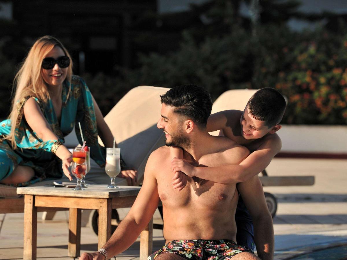 Hotel Mercure Alger Aeroport Maison Blanche Exterior photo A gay couple